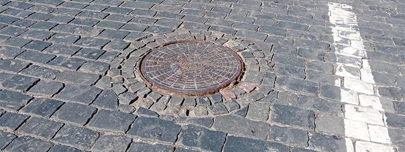 Круглая крышка канализационного люка