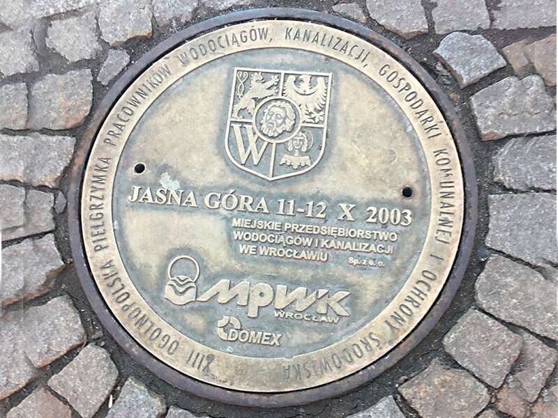 Дизайнерский чугунный люк в Польше Дизайнерский чугунный люк во Вроцлаве