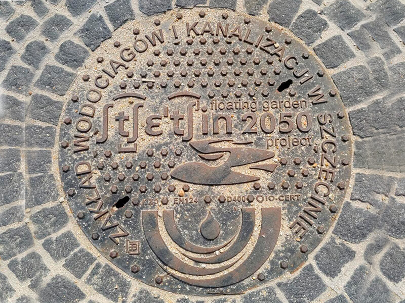 Дизайнерский чугунный люк в Польше Дизайнерский чугунный люк в Щецине