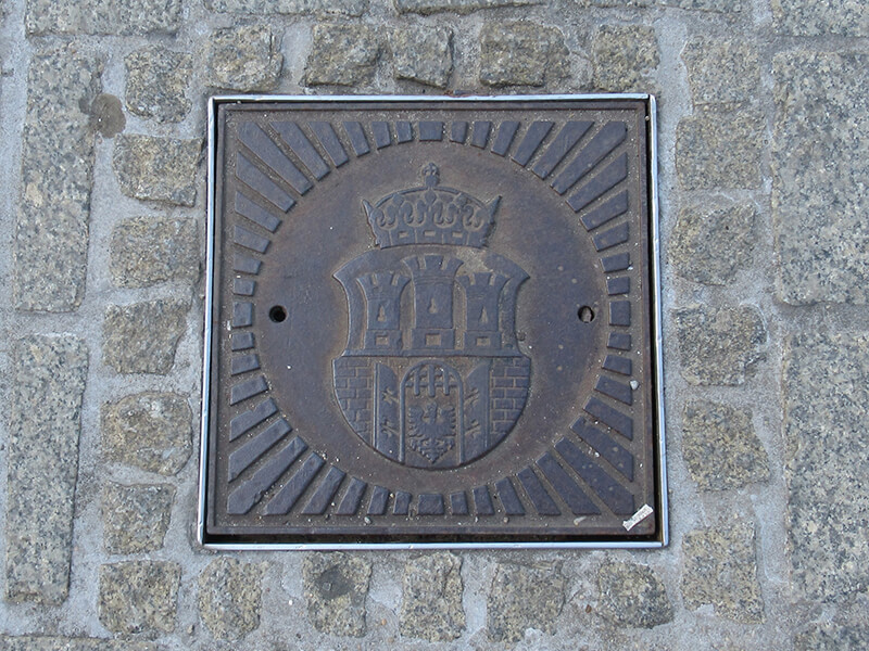 Дизайнерский чугунный люк в Польше Дизайнерский чугунный люк в Кракове