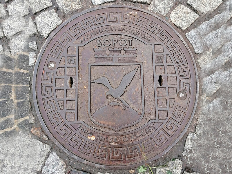 Дизайнерский чугунный люк в Польше Дизайнерский чугунный люк в Сопоте