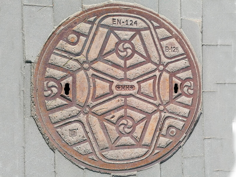 Дизайнерский чугунный люк в Польше Дизайнерский чугунный люк в Гдыне