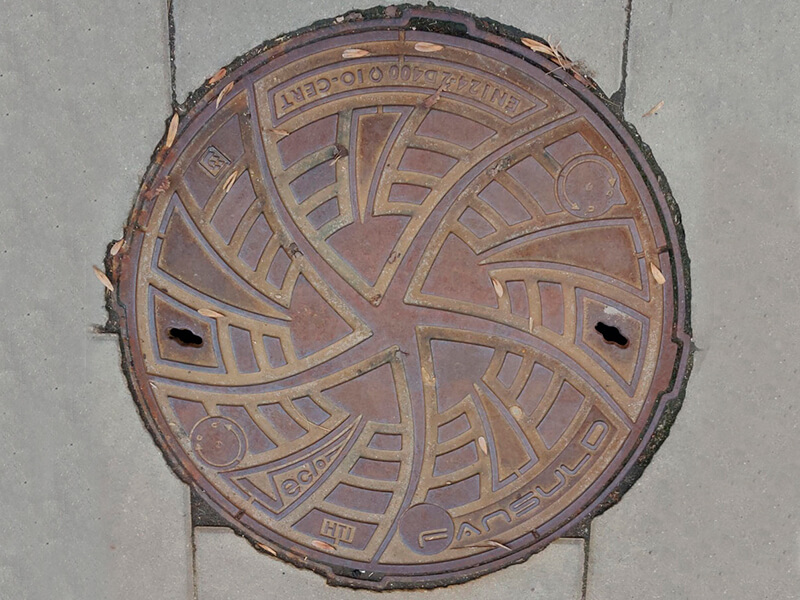 Дизайнерский чугунный люк в Польше Дизайнерский чугунный люк в Варшаве