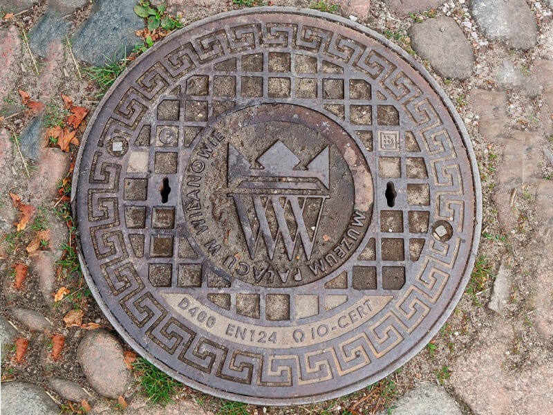 Дизайнерский чугунный люк в Польше Дизайнерский чугунный люк в Вилянуве