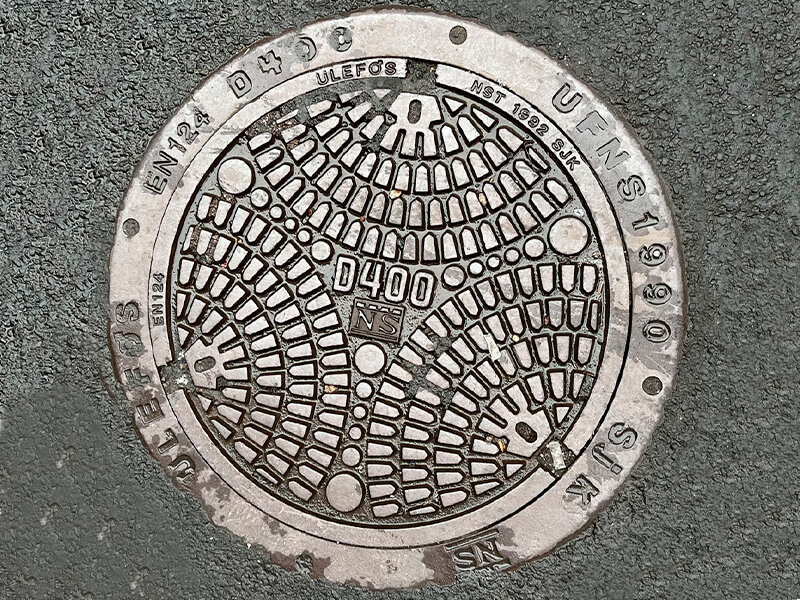 Дизайнерский чугунный люк в Осло