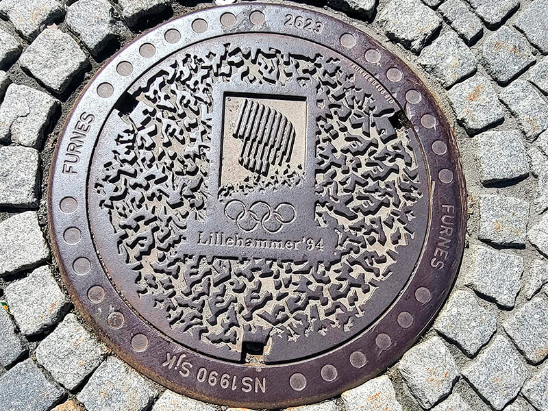 Дизайнерский чугунный люк в Лиллехаммере